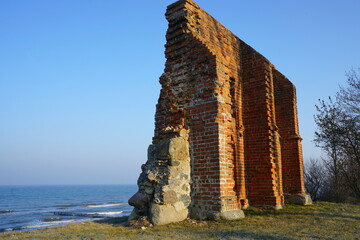 Die Kirchenruine an der polnischen Ostseek&uuml;ste