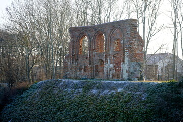 Die Kirchenruine an der polnischen Ostseek&uuml;ste