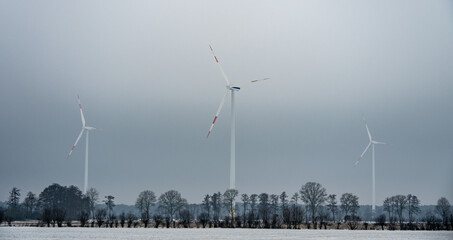 Windräder in winterlicher Landschaft