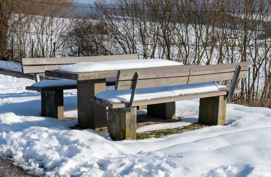 Eine Bank einer Rastst&auml;tte ist mit Schnee bedeckt