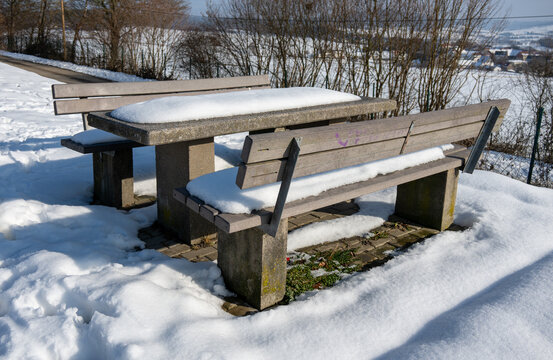 Eine Bank einer Rastst&auml;tte ist mit Schnee bedeckt