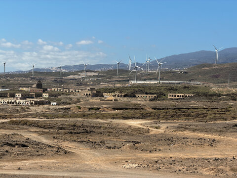 Costa &aacute;rida de Tenerife con aerogeneradores y el Teide al fondo