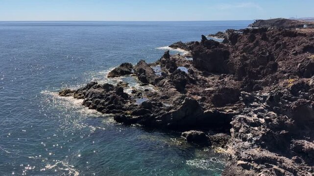 Costa volc&aacute;nica en el sur de Tenerife con vista al Atl&aacute;ntico