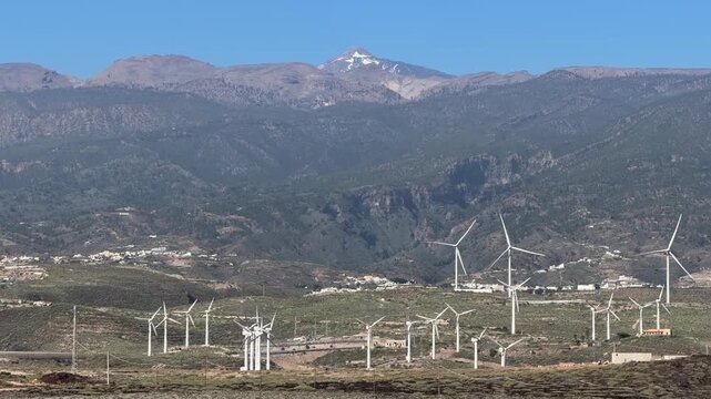 Aerogeneradores en Tenerife con el Teide al fondo