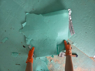 Removal of the old, porous impact sound insulation. Interior renovation.