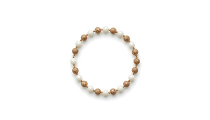 Obraz premium A beautiful gold and pearl bracelet on a white background