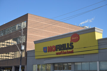 Fototapeta premium exterior of Jesse's NO FRILLS Mount Pleasant located at 755 Mt Pleasant Rd, Toronto