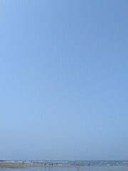 Obraz premium Blue sky over sea beach as a wallpaper 1