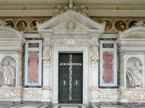 Marmorstatue des Apostels Paulus mit Schwert und Schriftrolle, Basilika Sankt Paul vor den Mauern, Rom
