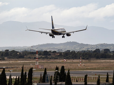 Planes landing and taking off from Manises Airport (Valencia, Spain) on February 7, 2026