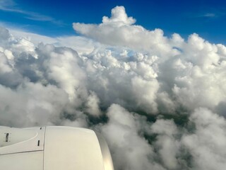 Samolot w chmurach