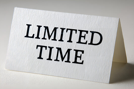 Kartka z napisem limited time, oferta czasowa i komunikat promocyjny na neutralnym tle.