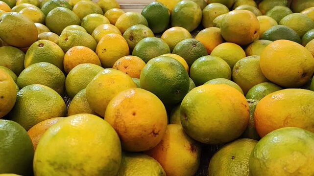 Laranjas frescas e suculentas empilhadas em uma feira livre ou supermercado
