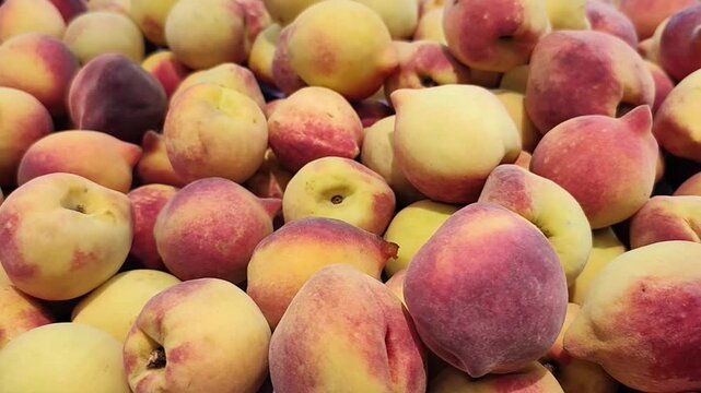 P&ecirc;ssegos aveludados e maduros em exibi&ccedil;&atilde;o no mercado