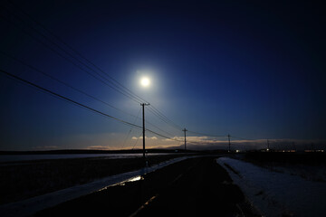 満月に照らされる道 © makieni