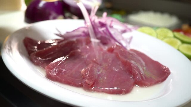 Close-up de un platillo gourmet con carne