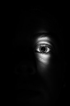 un &oelig;il &eacute;clairer par une faible lumi&egrave;re