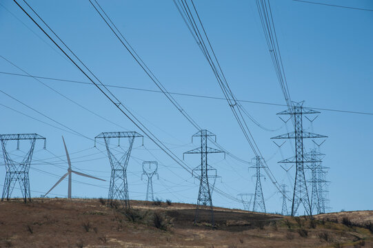 USA, Washington, Cle Elum.  High voltage transmission lines leading from wind turbines at the electrical power generating facility in the Kittitas Valley.