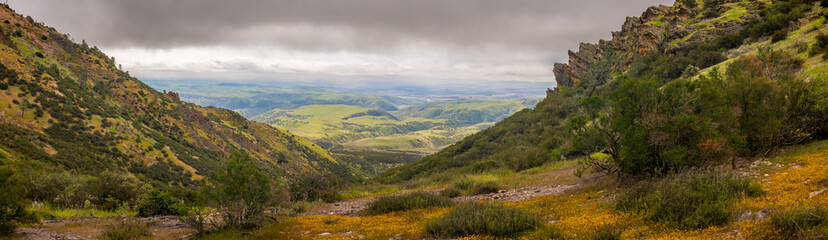 Obraz premium Panorama Of The View South From The Chalone Peak Trail In Pinnacles