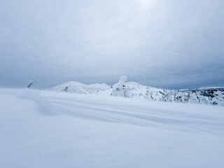 豪雪地帯の雪山　雪景色　　snow covered mountains