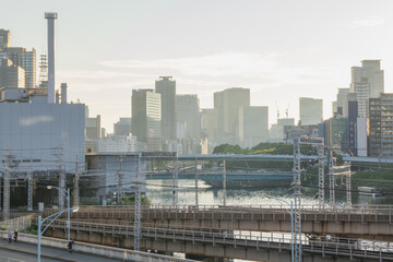 線路と川が交差する都会の朝の光景
