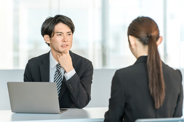 Obraz premium Counseling female customers, businesswomen, businessmen having meetings (consultation, advice, worries)