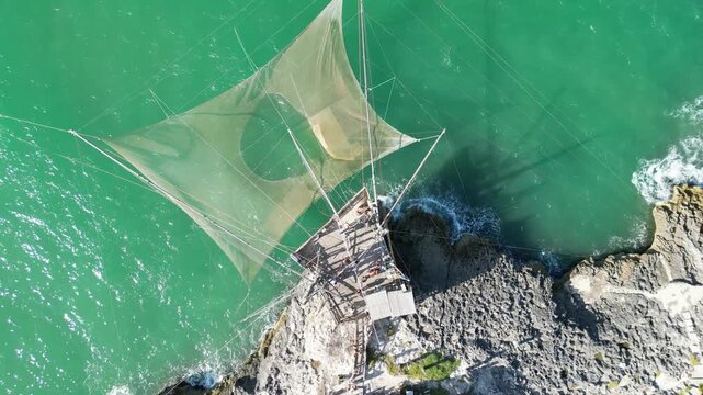 turisti su di un trabucco funzionante sulla costa del Gargano in Puglia
