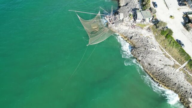 turisti su di un trabucco funzionante sulla costa del Gargano in Puglia