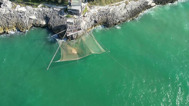 turisti su di un trabucco funzionante sulla costa del Gargano in Puglia
