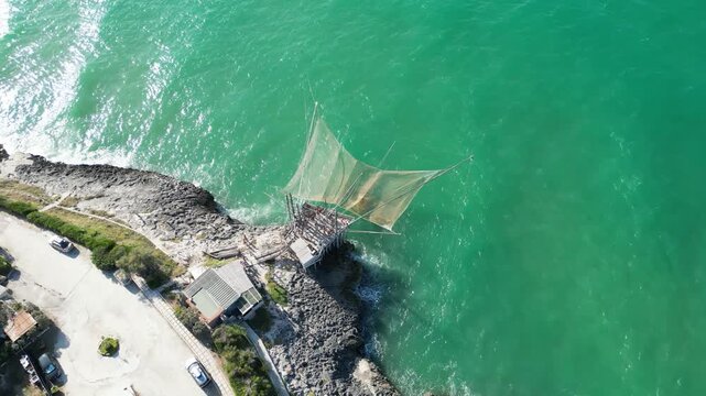 turisti su di un trabucco funzionante sulla costa del Gargano in Puglia