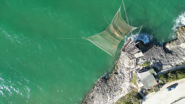 turisti su di un trabucco funzionante sulla costa del Gargano in Puglia