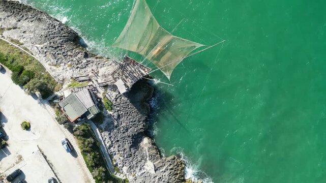 turisti su di un trabucco funzionante sulla costa del Gargano in Puglia