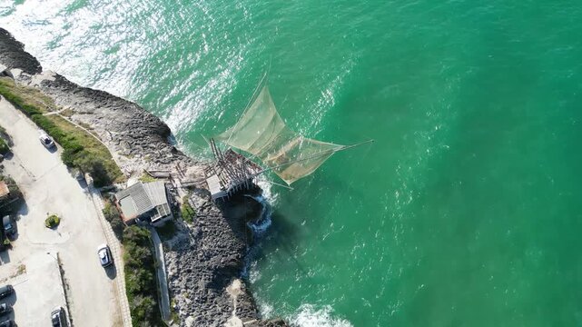 turisti su di un trabucco funzionante sulla costa del Gargano in Puglia