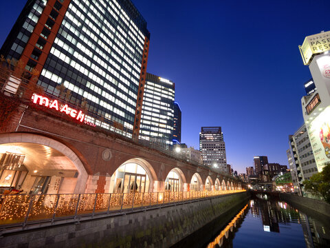旧万世橋駅の遺構をリノベーションした複合施設、マーチエキュート神田万世橋。2026年2月、東京都千代田区にて撮影。