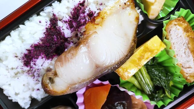 和風弁当のクローズアップ　回転