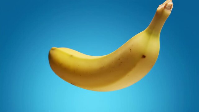 Pisang kuning cerah dengan latar belakang biru terang.