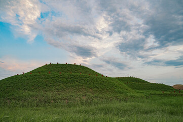 埼玉　夕暮れの将軍山古墳（埼玉古墳群）
