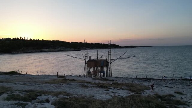 trabucco sulla spiaggia del gargano al tramonto