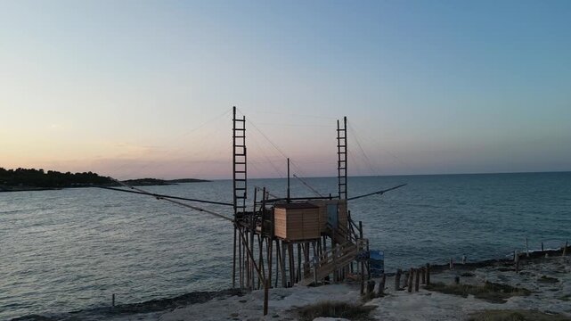 trabucco sulla spiaggia del gargano al tramonto