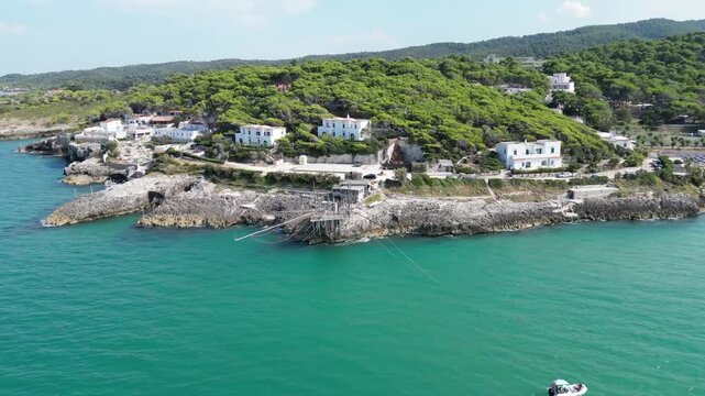 antico trabucco costruito sulla costa del Gargano in Puglia