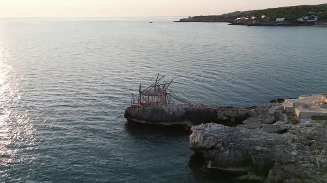 antico trabucco costruito sulla costa del Gargano in Puglia