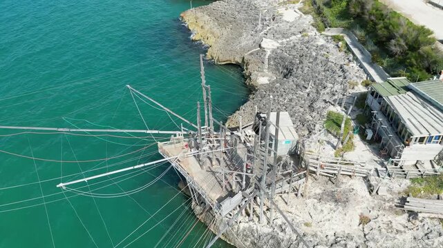 antico trabucco costruito sulla costa del Gargano in Puglia