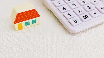 家と電卓　コピースペース