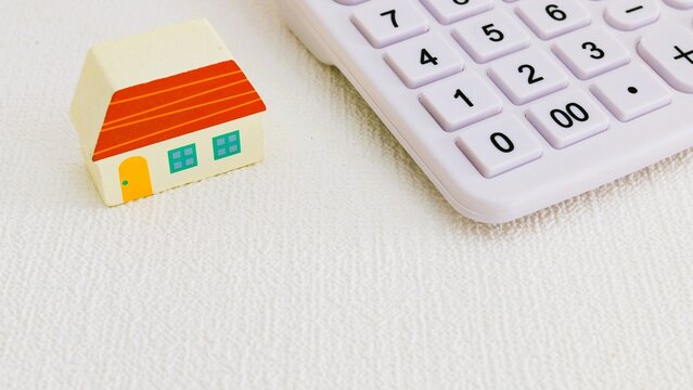 家と電卓　コピースペース