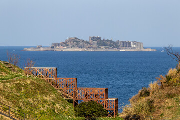 海沿いの丘から見る軍艦島 © toshiyuki ookubo