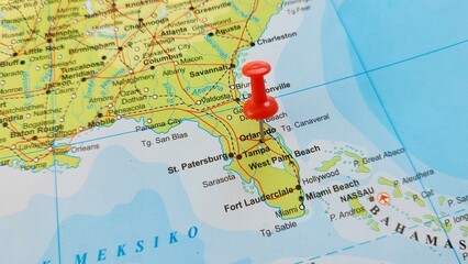 View of Orlando, City in and county seat of Orange County, Florida, United States, on a geographical map of America, marked with red push pin © PinkyEn