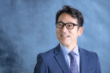 カッコイイ表情の経営者のような眼鏡の男性の笑顔