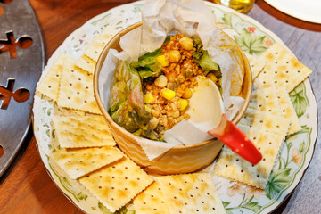 ディップソースを囲むクラッカーのパーティープレート