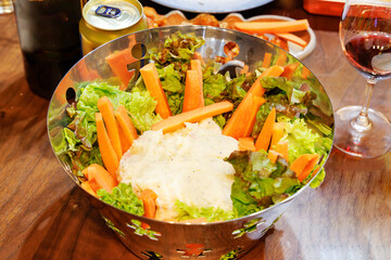 人型デザインのボウルに盛られたスティックサラダとポテトサラダ