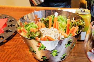 人型デザインのボウルに盛られたスティックサラダとポテトサラダ